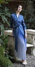 刘诗诗端庄典雅超美户外写真，身着休闲西服搭配蓝色百褶裙，美丽大方