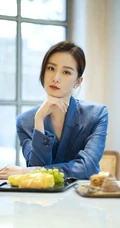 刘诗诗端庄典雅超美户外写真，身着休闲西服搭配蓝色百褶裙，美丽大方