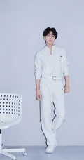 王俊凯白衣，白裤，加小白鞋帅气阳光写真图片