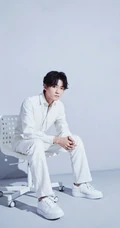 王俊凯白衣，白裤，加小白鞋帅气阳光写真图片