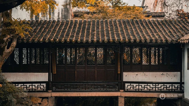 中国四大名园之一苏州拙政园里的老墙，黑瓦，落叶等复古色意境图片 第3张