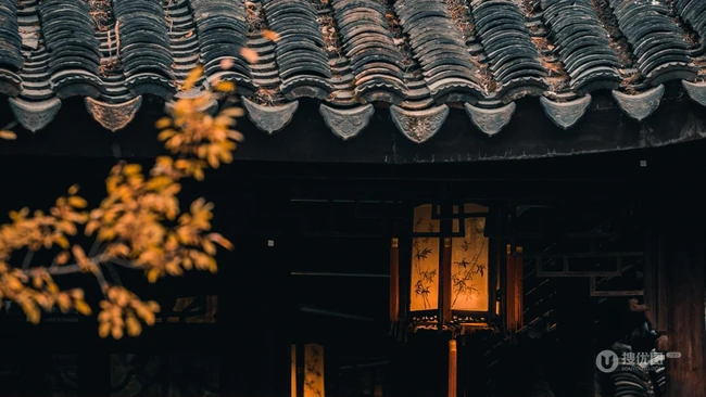 中国四大名园之一苏州拙政园里的老墙，黑瓦，落叶等复古色意境图片 第1张