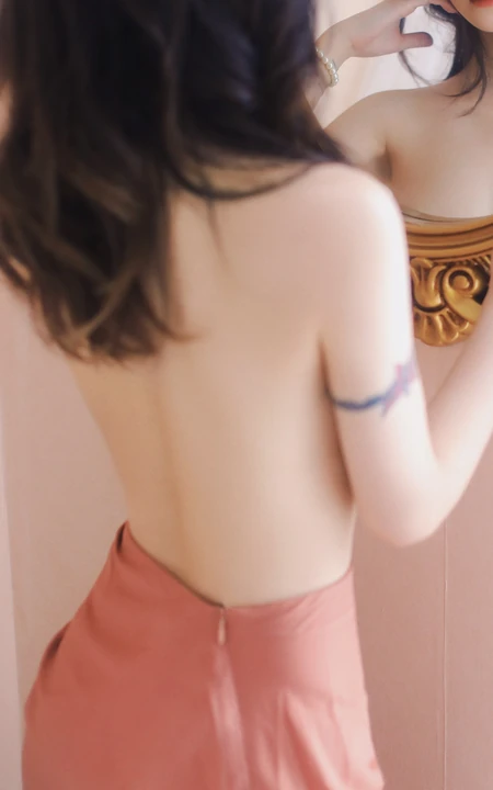 照镜子的露背装美女，性感粉色露背装睡裙美女2K手机壁纸图片