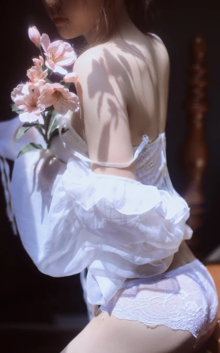 手捧鲜花，身段完美，美背迷人的白衣三角裤真人美女高清2K手机壁纸