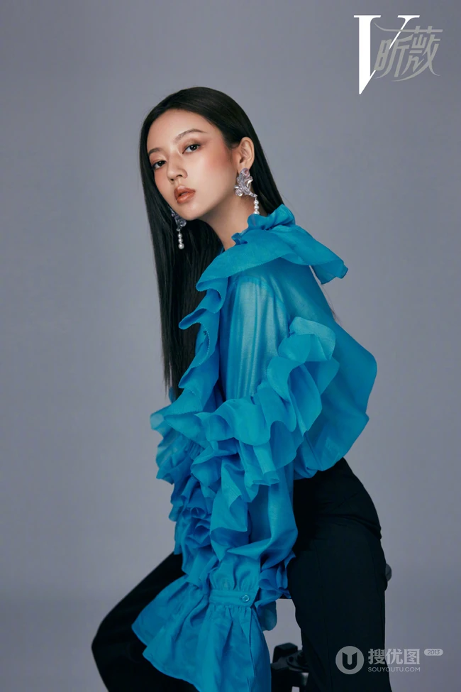 何瑞贤化身时尚摩登柔女生郎登杂志写真高扎马尾图片