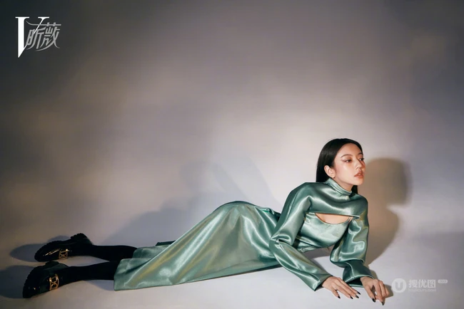 何瑞贤化身时尚摩登柔女生郎登杂志写真高扎马尾图片