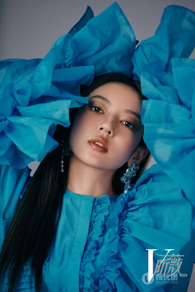 何瑞贤化身时尚摩登柔女生郎登杂志写真高扎马尾图片