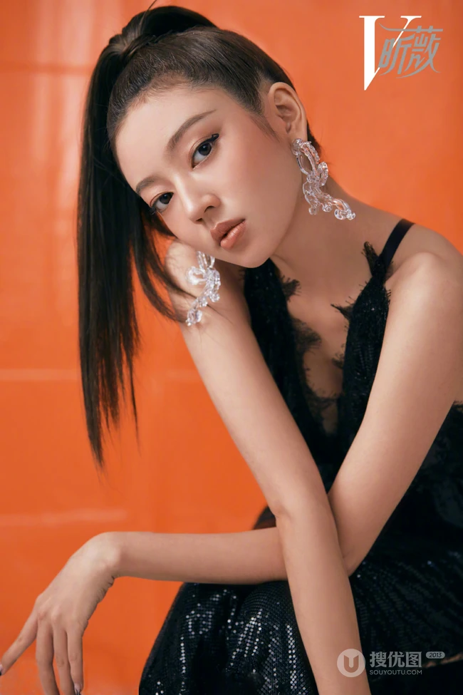 何瑞贤化身时尚摩登柔女生郎登杂志写真高扎马尾图片