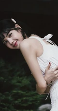 泰国籍女歌手Lisa清新白裙古老宅院复古写真美照