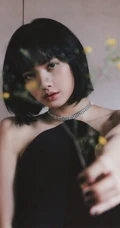 泰国籍女歌手Lisa清新白裙古老宅院复古写真美照