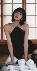 泰国籍女歌手Lisa清新白裙古老宅院复古写真美照