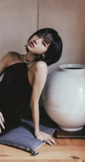 泰国籍女歌手Lisa清新白裙古老宅院复古写真美照