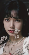 泰国籍女歌手Lisa清新白裙古老宅院复古写真美照