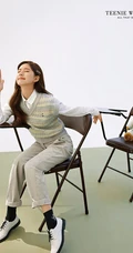 赵露思展现青春少女别样气息写真，着多套学院风服饰，俏皮可爱又动人