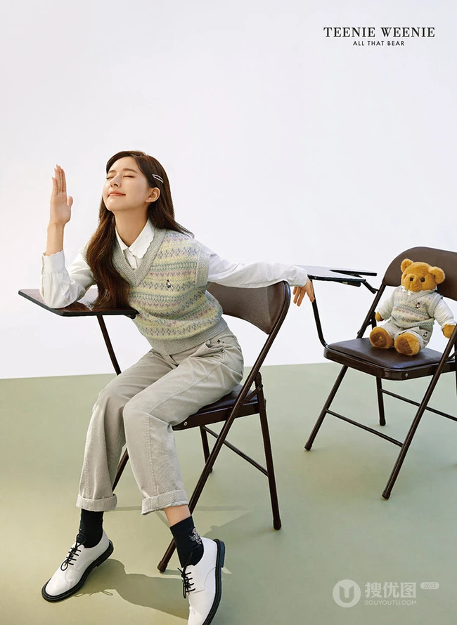 赵露思展现青春少女别样气息写真，着多套学院风服饰，俏皮可爱又动人