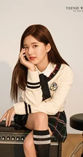 赵露思展现青春少女别样气息写真，着多套学院风服饰，俏皮可爱又动人