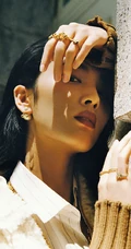 王紫璇文艺范时髦街拍写真，复古电影般的色彩，尽显都市丽人时尚魅力