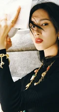 王紫璇文艺范时髦街拍写真，复古电影般的色彩，尽显都市丽人时尚魅力