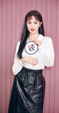 厦门籍女生歌手徐紫茵白色衬衫、黑色皮裙甜美写真图片