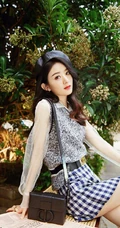 赵丽颖手推自行车清新街拍写真，如电影般的色调，尽显复古时尚美