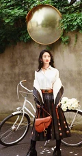 赵丽颖手推自行车清新街拍写真，如电影般的色调，尽显复古时尚美