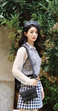 赵丽颖手推自行车清新街拍写真，如电影般的色调，尽显复古时尚美