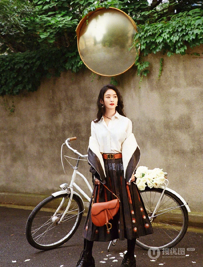 赵丽颖手推自行车清新街拍写真，如电影般的色调，尽显复古时尚美