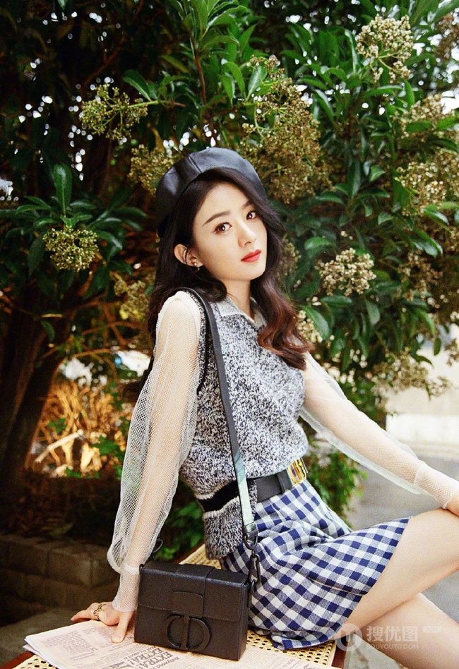 赵丽颖手推自行车清新街拍写真，如电影般的色调，尽显复古时尚美