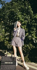 王子文大背梳发型搭配各种时尚服饰包包，在烈日下拍摄时髦街拍写真照