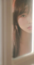 眼神略带伤感的甜美温柔可人白裙少女高清怼脸室内摄影艺术写真