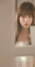 眼神略带伤感的甜美温柔可人白裙少女高清怼脸室内摄影艺术写真