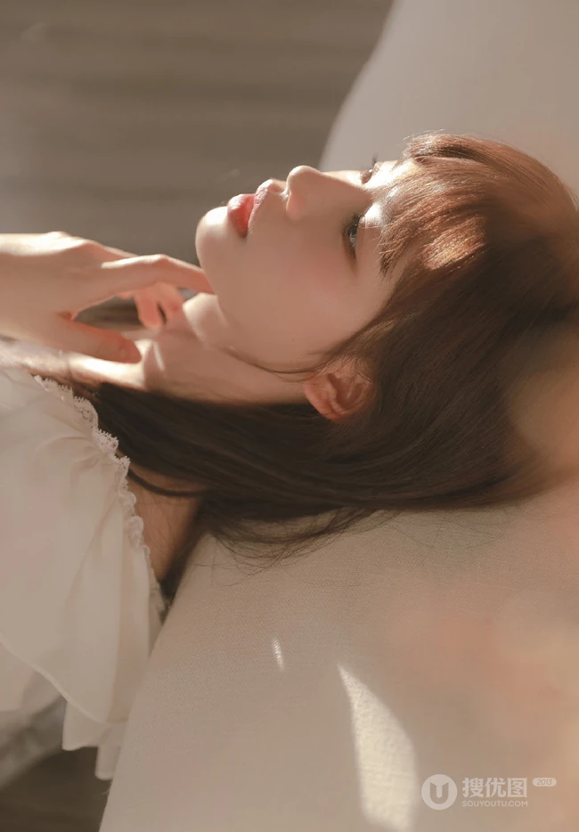 眼神略带伤感的甜美温柔可人白裙少女高清怼脸室内摄影艺术写真