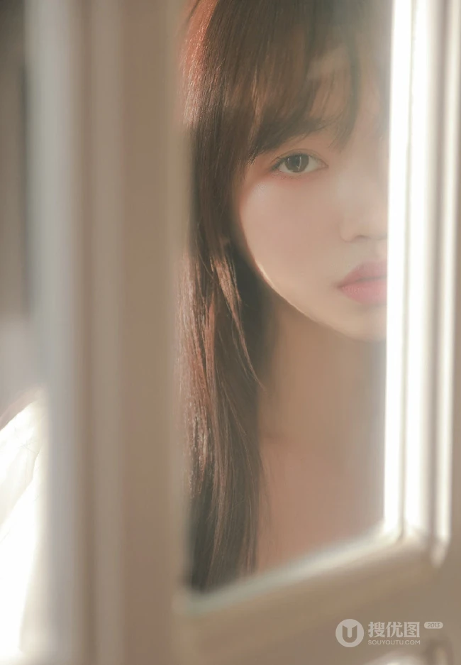 眼神略带伤感的甜美温柔可人白裙少女高清怼脸室内摄影艺术写真