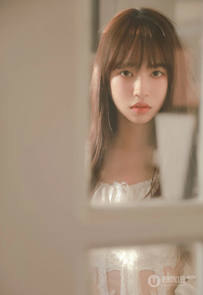 眼神略带伤感的甜美温柔可人白裙少女高清怼脸室内摄影艺术写真