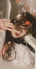 眼神略带伤感的甜美温柔可人白裙少女高清怼脸室内摄影艺术写真