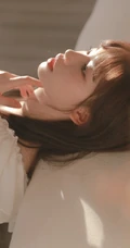 眼神略带伤感的甜美温柔可人白裙少女高清怼脸室内摄影艺术写真