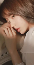 眼神略带伤感的甜美温柔可人白裙少女高清怼脸室内摄影艺术写真