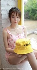 让人怦然心动的纤纤细腿女生yoo优优草莓印花睡衣短裤妩媚动人室内写真45p