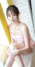 让人怦然心动的纤纤细腿女生yoo优优草莓印花睡衣短裤妩媚动人室内写真45p