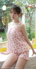 让人怦然心动的纤纤细腿女生yoo优优草莓印花睡衣短裤妩媚动人室内写真45p