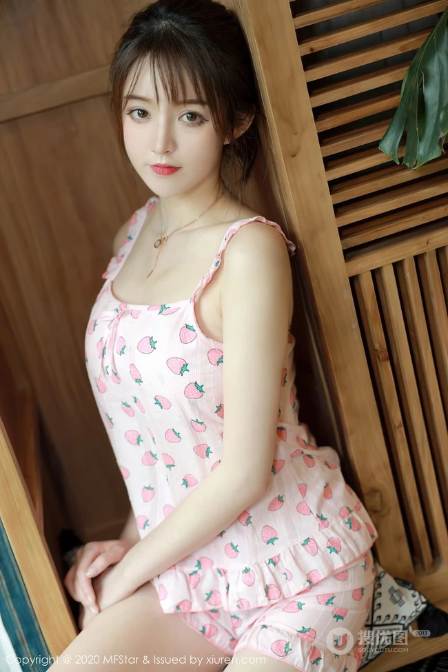让人怦然心动的纤纤细腿女生yoo优优草莓印花睡衣短裤妩媚动人室内写真45p