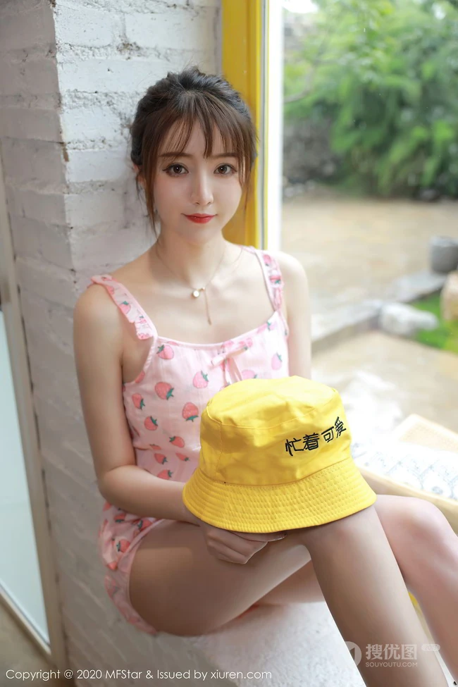让人怦然心动的纤纤细腿女生yoo优优草莓印花睡衣短裤妩媚动人室内写真45p