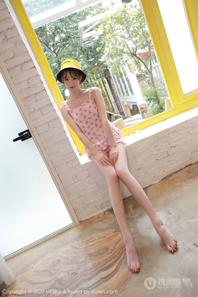 让人怦然心动的纤纤细腿女生yoo优优草莓印花睡衣短裤妩媚动人室内写真45p