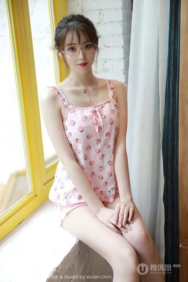 让人怦然心动的纤纤细腿女生yoo优优草莓印花睡衣短裤妩媚动人室内写真45p