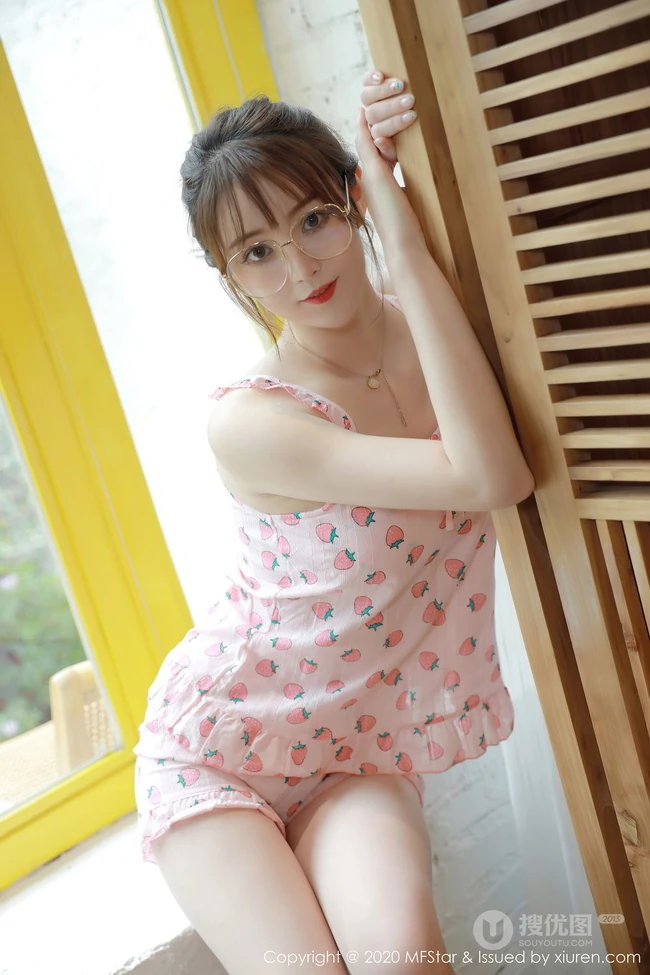 让人怦然心动的纤纤细腿女生yoo优优草莓印花睡衣短裤妩媚动人室内写真45p