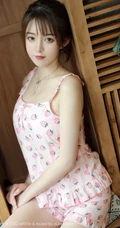 让人怦然心动的纤纤细腿女生yoo优优草莓印花睡衣短裤妩媚动人室内写真45p