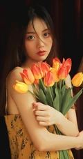 郁金香女孩，怀抱郁金香花束的美丽少女印花衫长裙唯美室内艺术写真