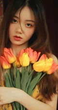 郁金香女孩，怀抱郁金香花束的美丽少女印花衫长裙唯美室内艺术写真