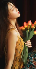 郁金香女孩，怀抱郁金香花束的美丽少女印花衫长裙唯美室内艺术写真