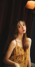 郁金香女孩，怀抱郁金香花束的美丽少女印花衫长裙唯美室内艺术写真